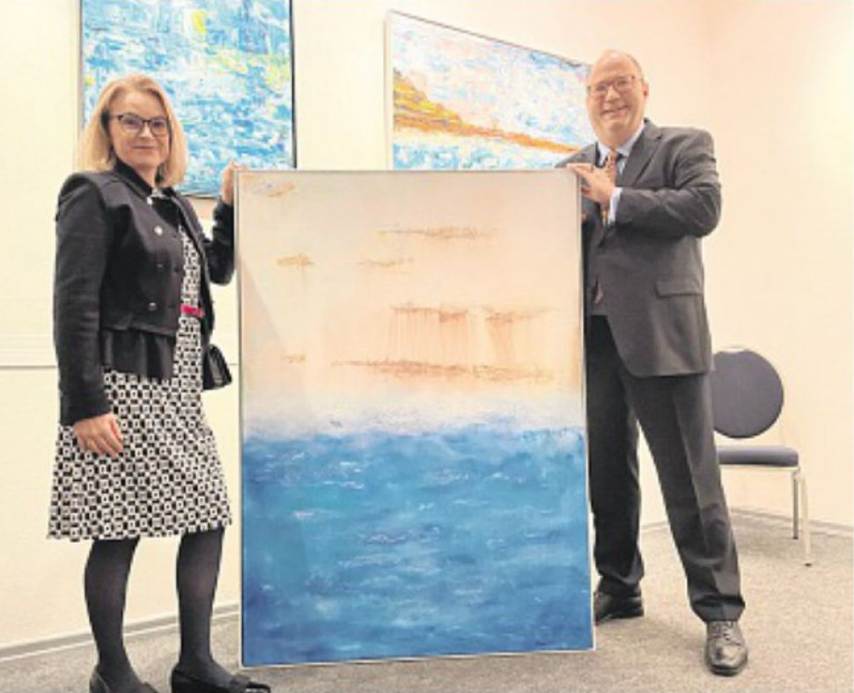Ein Bild, das Kleidung, Person, Wand, Menschliches Gesicht enth�lt.

KI-generierte Inhalte k�nnen fehlerhaft sein.