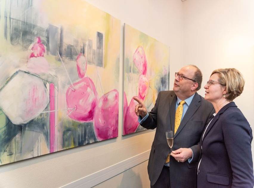 Ein Bild, das Kleidung, Wand, Bild, Menschliches Gesicht enth�lt.

KI-generierte Inhalte k�nnen fehlerhaft sein.