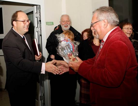 Ein Bild, das Kleidung, Menschliches Gesicht, Person, Mann enth�lt.

KI-generierte Inhalte k�nnen fehlerhaft sein.