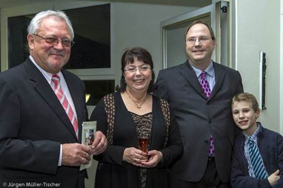 Ein Bild, das Menschliches Gesicht, Person, Kleidung, L�cheln enth�lt.

KI-generierte Inhalte k�nnen fehlerhaft sein.