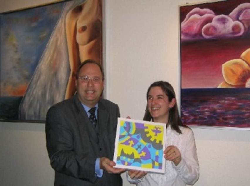 Ein Bild, das Person, Menschliches Gesicht, Kleidung, Wand enth�lt.

KI-generierte Inhalte k�nnen fehlerhaft sein.