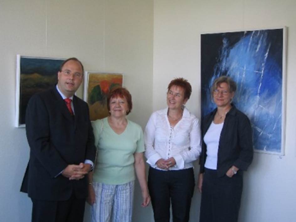 Ein Bild, das Kleidung, Person, Wand, Menschliches Gesicht enth�lt.

KI-generierte Inhalte k�nnen fehlerhaft sein.