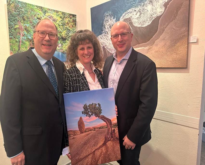 Ein Bild, das Kleidung, Menschliches Gesicht, Person, L�cheln enth�lt.

KI-generierte Inhalte k�nnen fehlerhaft sein.