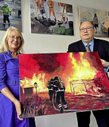 Ein Bild, das Kleidung, Person, Menschliches Gesicht, L�cheln enth�lt.

KI-generierte Inhalte k�nnen fehlerhaft sein.