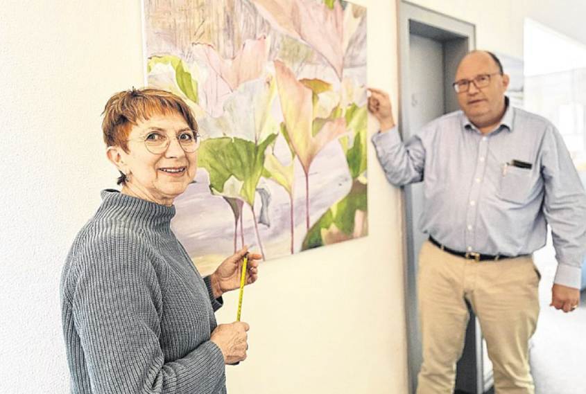 Ein Bild, das Kleidung, Person, Menschliches Gesicht, Wand enth�lt.

KI-generierte Inhalte k�nnen fehlerhaft sein.