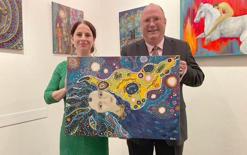 Ein Bild, das Kleidung, Person, Bild, Wand enth�lt.

KI-generierte Inhalte k�nnen fehlerhaft sein.