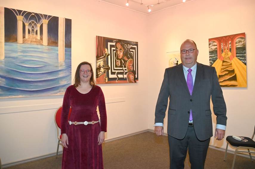 Ein Bild, das Kleidung, Wand, Galerie, Im Haus enth�lt.

KI-generierte Inhalte k�nnen fehlerhaft sein.