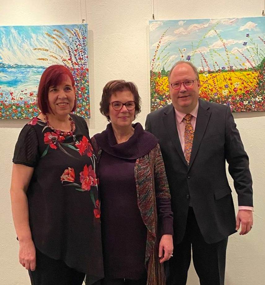 Ein Bild, das Kleidung, Person, Menschliches Gesicht, L�cheln enth�lt.

KI-generierte Inhalte k�nnen fehlerhaft sein.