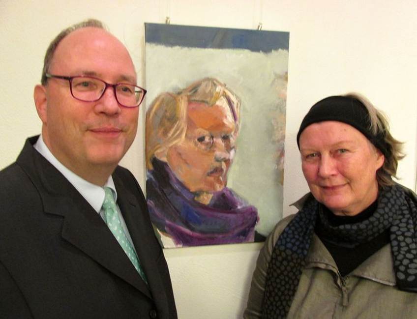 Ein Bild, das Menschliches Gesicht, Person, Wand, L�cheln enth�lt.

KI-generierte Inhalte k�nnen fehlerhaft sein.