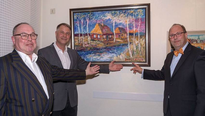 Ein Bild, das Person, Kleidung, Anzug, Wand enth�lt.

KI-generierte Inhalte k�nnen fehlerhaft sein.