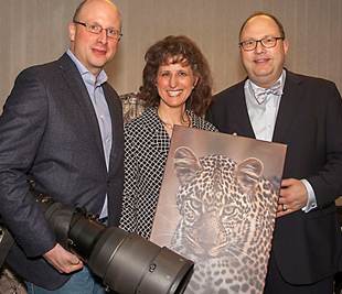 Ein Bild, das Person, Menschliches Gesicht, Kleidung, L�cheln enth�lt.

KI-generierte Inhalte k�nnen fehlerhaft sein.