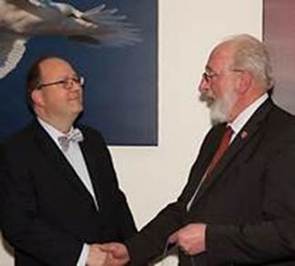 Ein Bild, das Anzug, Person, Kleidung, Menschliches Gesicht enth�lt.

KI-generierte Inhalte k�nnen fehlerhaft sein.