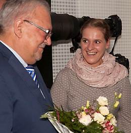 Ein Bild, das Person, Kleidung, Menschliches Gesicht, Anzug enth�lt.

KI-generierte Inhalte k�nnen fehlerhaft sein.