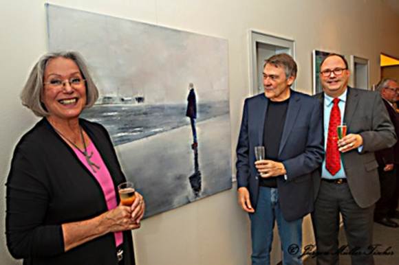 Ein Bild, das Kleidung, Person, Menschliches Gesicht, Wand enth�lt.

KI-generierte Inhalte k�nnen fehlerhaft sein.