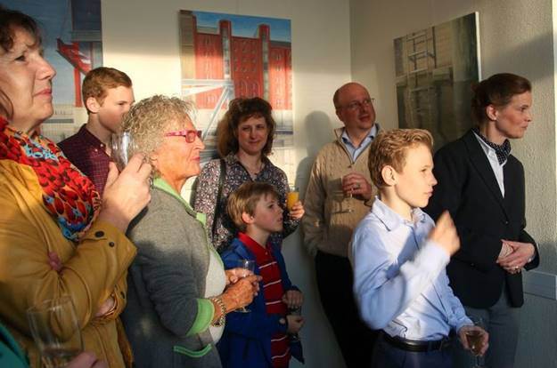 Ein Bild, das Kleidung, Menschliches Gesicht, Person, Wand enth�lt.

KI-generierte Inhalte k�nnen fehlerhaft sein.