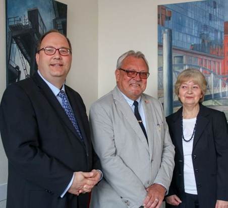 Ein Bild, das Kleidung, Menschliches Gesicht, Person, L�cheln enth�lt.

KI-generierte Inhalte k�nnen fehlerhaft sein.