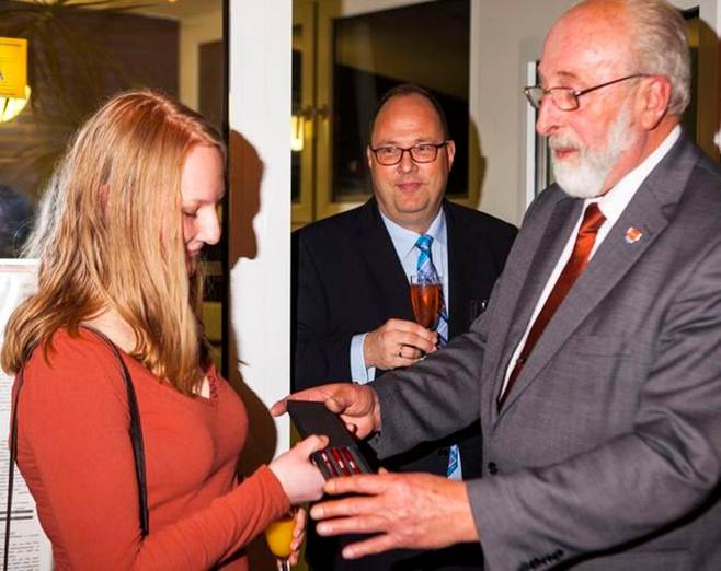 Ein Bild, das Person, Kleidung, Menschliches Gesicht, L�cheln enth�lt.

KI-generierte Inhalte k�nnen fehlerhaft sein.