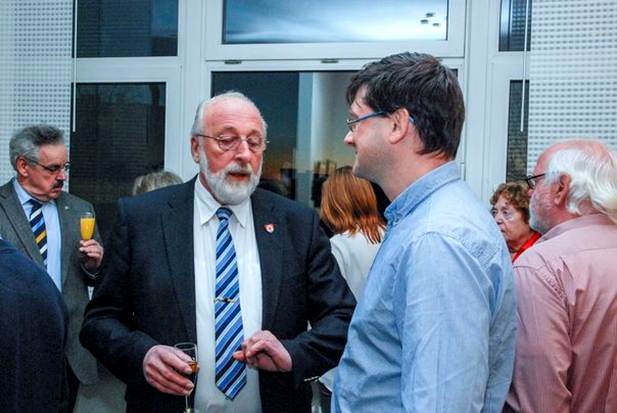 Ein Bild, das Kleidung, Person, Menschliches Gesicht, Krawatte enth�lt.

KI-generierte Inhalte k�nnen fehlerhaft sein.