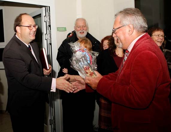 Ein Bild, das Kleidung, Menschliches Gesicht, Person, Mann enth�lt.

KI-generierte Inhalte k�nnen fehlerhaft sein.