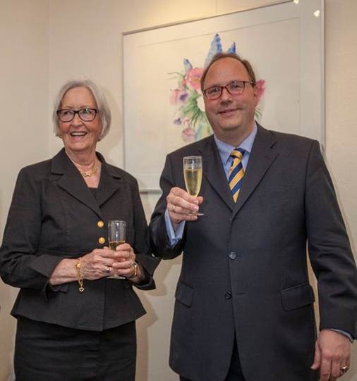 Ein Bild, das Person, Kleidung, Menschliches Gesicht, Wand enth�lt.

KI-generierte Inhalte k�nnen fehlerhaft sein.