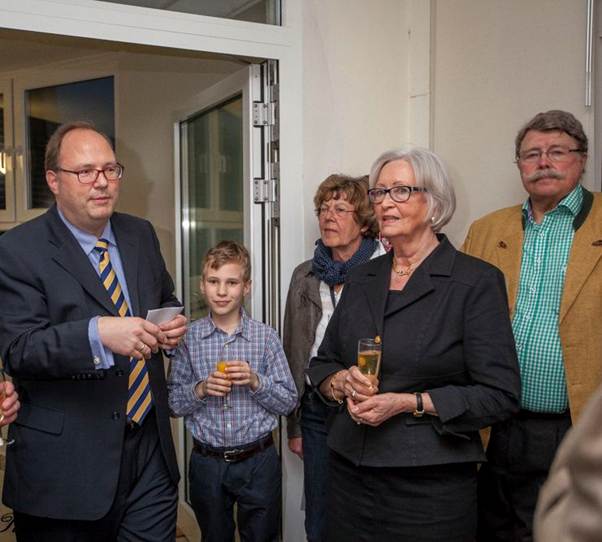 Ein Bild, das Kleidung, Person, Menschliches Gesicht, L�cheln enth�lt.

KI-generierte Inhalte k�nnen fehlerhaft sein.