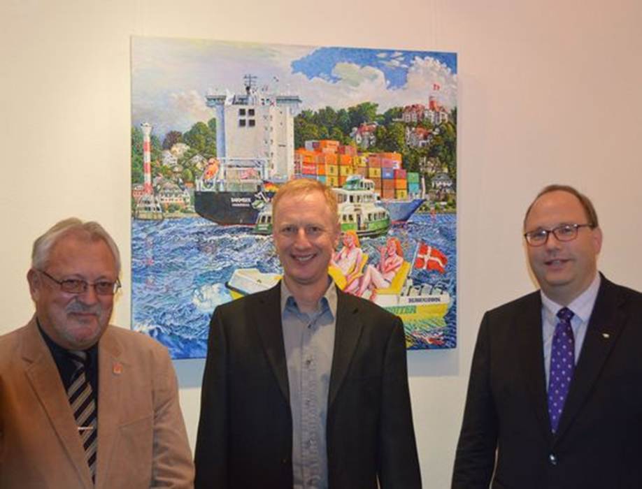 Ein Bild, das Menschliches Gesicht, Kleidung, Mann, Wand enth�lt.

KI-generierte Inhalte k�nnen fehlerhaft sein.