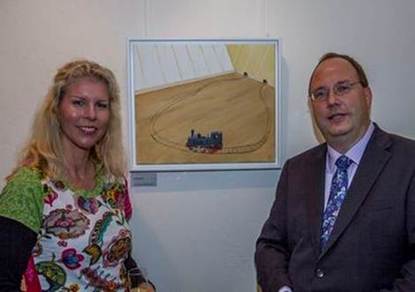 Ein Bild, das Menschliches Gesicht, Kleidung, Person, Wand enth�lt.

KI-generierte Inhalte k�nnen fehlerhaft sein.