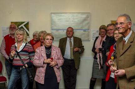 Ein Bild, das Kleidung, Menschliches Gesicht, Person, Wand enth�lt.

KI-generierte Inhalte k�nnen fehlerhaft sein.