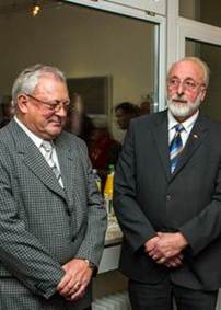 Ein Bild, das Person, Menschliches Gesicht, Krawatte, Formelle Kleidung enth�lt.

KI-generierte Inhalte k�nnen fehlerhaft sein.