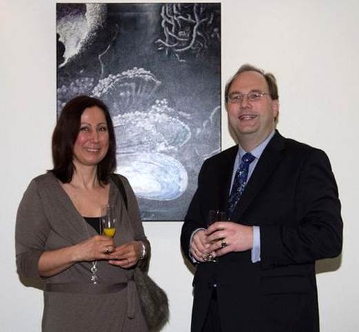 Ein Bild, das Menschliches Gesicht, Person, Kleidung, L�cheln enth�lt.

KI-generierte Inhalte k�nnen fehlerhaft sein.