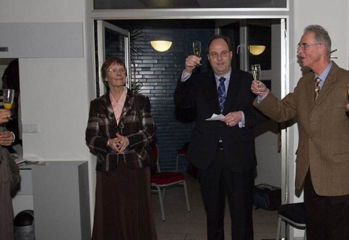 Ein Bild, das Person, Kleidung, Wand, Menschliches Gesicht enth�lt.

KI-generierte Inhalte k�nnen fehlerhaft sein.