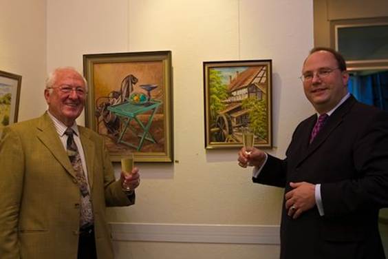 Ein Bild, das Wand, Person, Galerie, Im Haus enth�lt.

KI-generierte Inhalte k�nnen fehlerhaft sein.