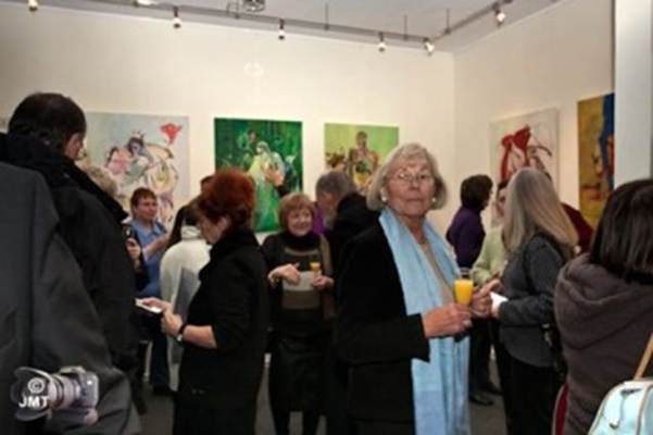 Ein Bild, das Kleidung, Person, Szene, Frau enth�lt.

KI-generierte Inhalte k�nnen fehlerhaft sein.