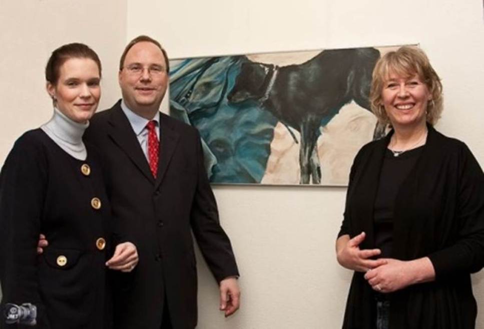 Ein Bild, das Person, Menschliches Gesicht, Wand, L�cheln enth�lt.

KI-generierte Inhalte k�nnen fehlerhaft sein.