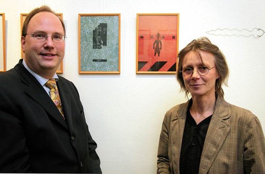 Ein Bild, das Menschliches Gesicht, Kleidung, Person, Wand enth�lt.

KI-generierte Inhalte k�nnen fehlerhaft sein.