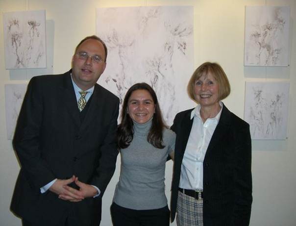 Ein Bild, das Menschliches Gesicht, Kleidung, Wand, Person enth�lt.

KI-generierte Inhalte k�nnen fehlerhaft sein.