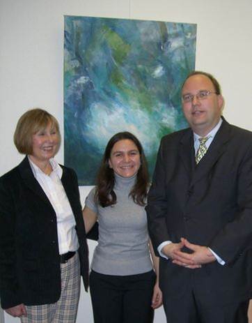 Ein Bild, das Kleidung, Person, Menschliches Gesicht, L�cheln enth�lt.

KI-generierte Inhalte k�nnen fehlerhaft sein.