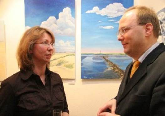 Ein Bild, das Person, Menschliches Gesicht, Kleidung, Mann enth�lt.

KI-generierte Inhalte k�nnen fehlerhaft sein.