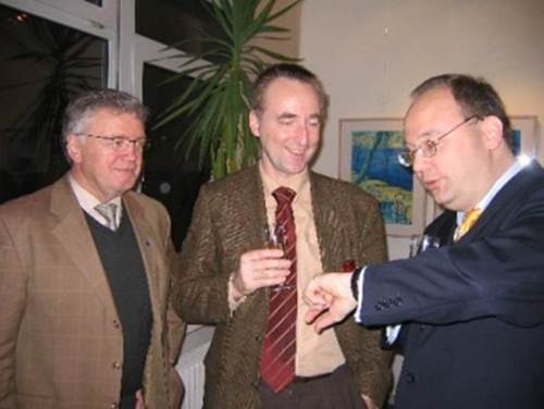 Ein Bild, das Person, Menschliches Gesicht, Kleidung, Krawatte enth�lt.

KI-generierte Inhalte k�nnen fehlerhaft sein.