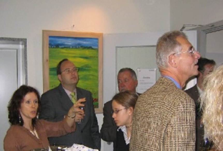 Ein Bild, das Menschliches Gesicht, Kleidung, Person, Wand enth�lt.

KI-generierte Inhalte k�nnen fehlerhaft sein.