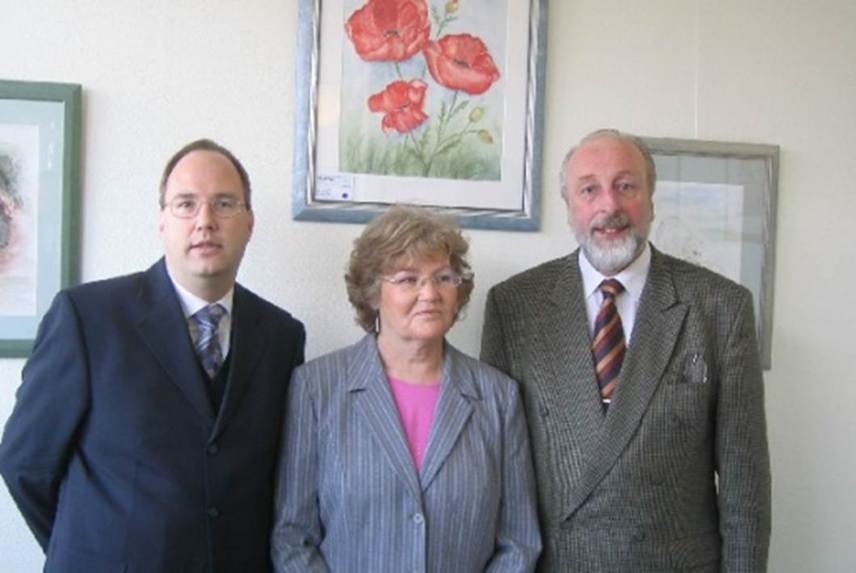 Ein Bild, das Kleidung, Menschliches Gesicht, Person, Mann enth�lt.

KI-generierte Inhalte k�nnen fehlerhaft sein.