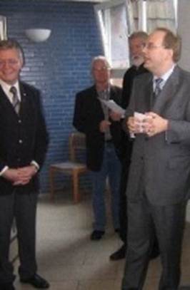 Ein Bild, das Person, Formelle Kleidung, Kleidung, Mann enth�lt.

KI-generierte Inhalte k�nnen fehlerhaft sein.