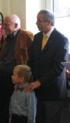 Ein Bild, das Kleidung, Person, Menschliches Gesicht, Senioren enth�lt.

KI-generierte Inhalte k�nnen fehlerhaft sein.